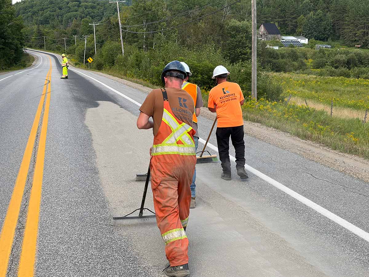 Équipe de Klondike Environnemental inspectant et nettoyant l'accotement de la route 321
