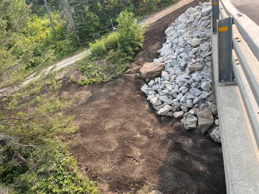 Photo qui représente la restauration du terrain d'origine avec du sol