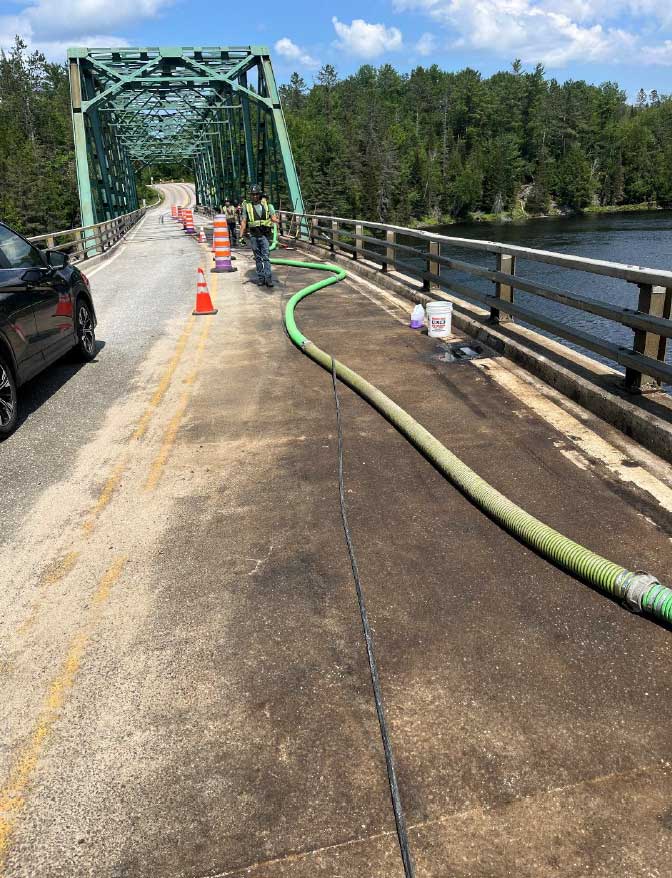 Photo qui représente des taches d'huile visibles sur le pont